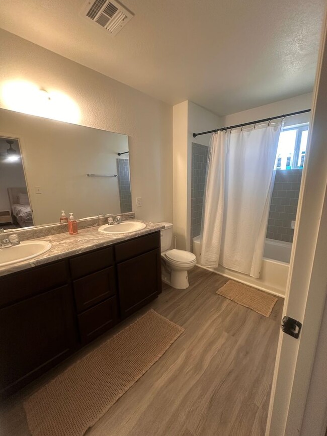 Building Photo - Fully furnished 3 bed 2 bath