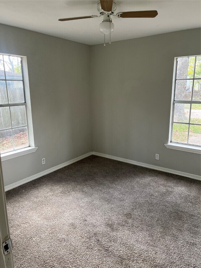 Building Photo - 10533 Barnham St