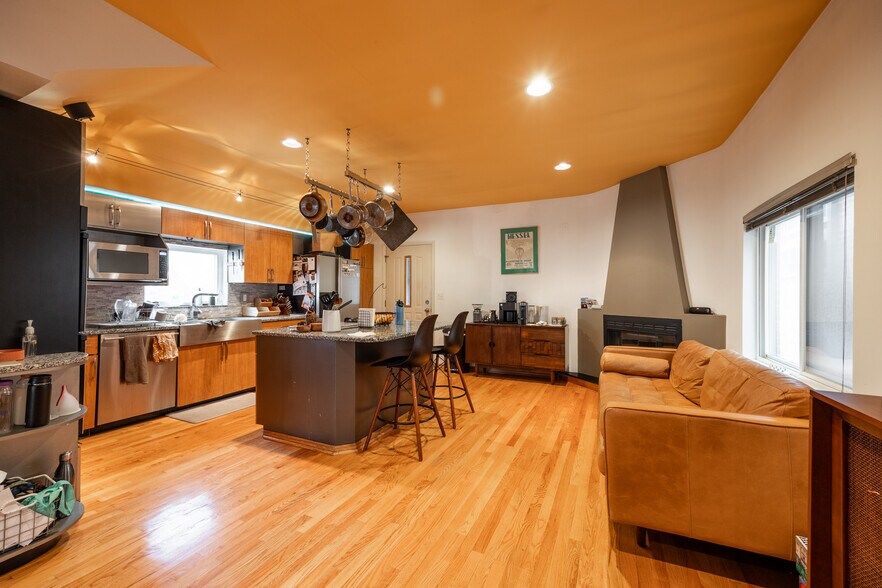 Building Photo - 1224 W Augusta Blvd