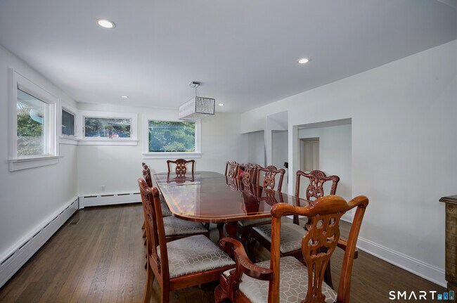 Building Photo - 1374 Huntington Turnpike