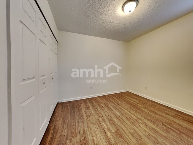 Building Photo - 2260 Brian Lakes Dr E