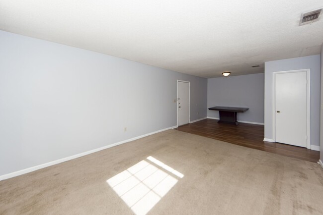 Building Photo - 2 Bedroom 1 Bath Condo in Rivers Point Row...