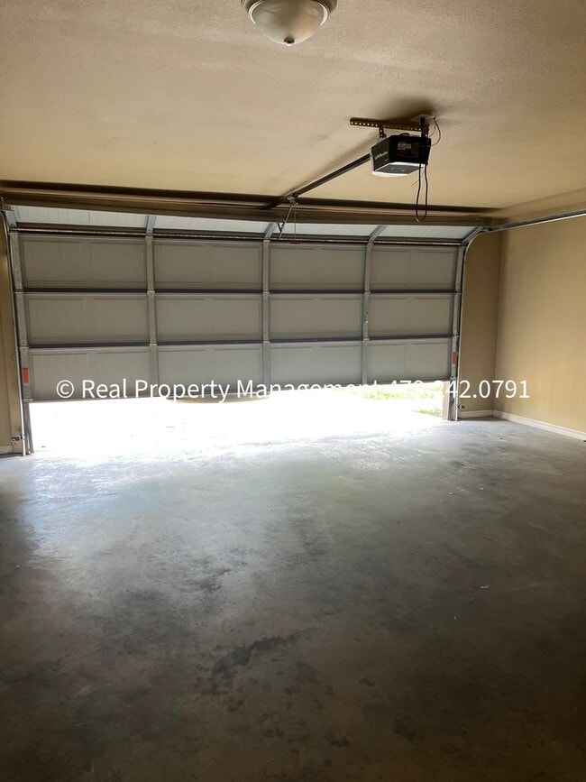 Building Photo - Very Nice 3B/2B Duplex Available NOW!