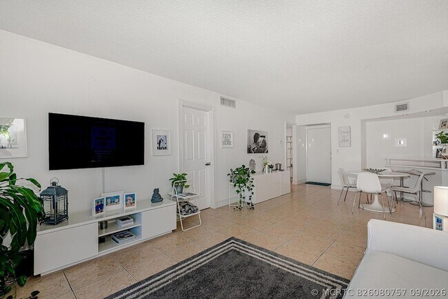 Building Photo - 3475 N Country Club Dr
