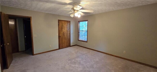Building Photo - 303 Cacique Ct