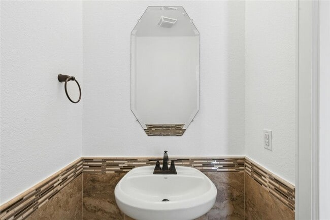 Building Photo - 404 Highland Village Dr