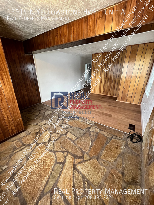 Building Photo - 3 Bedroom 1 Bath apartment - Small dogs ne...