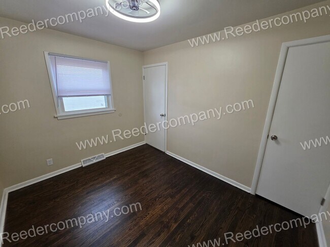 Building Photo - Updated 3 bedroom 1 bathroom House