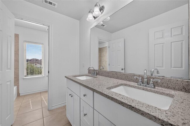 Building Photo - 7634 Leonardo Dr