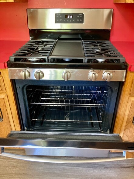 brand new - never used stove - 199 Chorro St