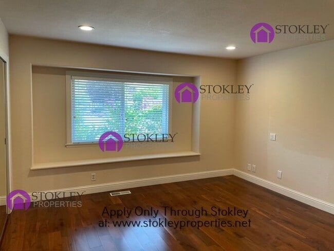 Building Photo - 105 Miramonte Dr