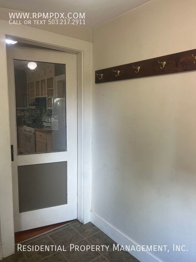 Building Photo - NE Portland Cottage with Additional Climat...