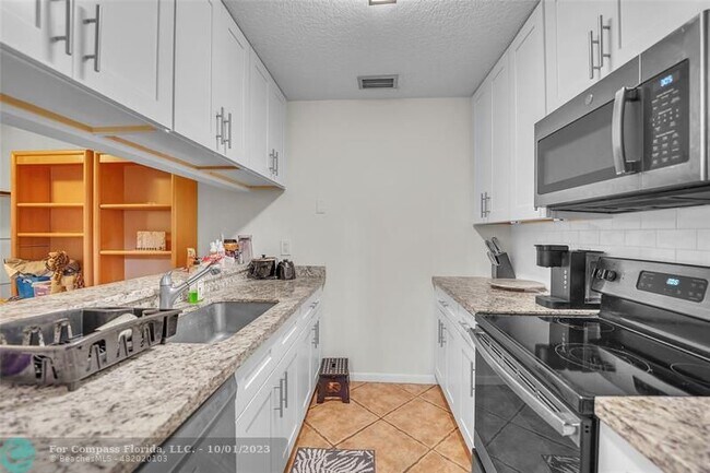 Building Photo - 3655 Cocoplum Cir