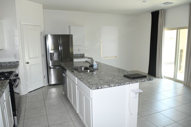 Building Photo - One Year Old 5 Br+Loft 3 Ba 2 Car Garage Home Near Loop 202 and Elliot in Phoenix