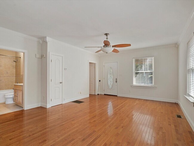 Building Photo - 3 Bedroom/2 bath house close to Optimist H...