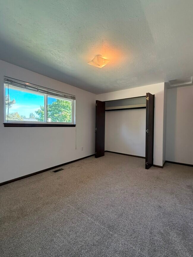 Building Photo - 1415 S Woodlawn Rd
