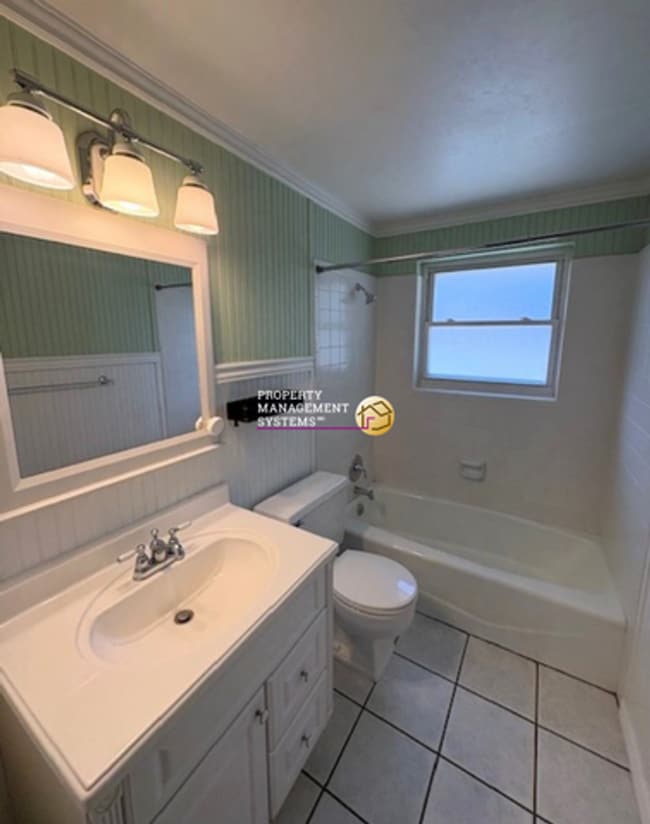 Building Photo - 4 Bedroom / 3 Bath Home in Sandy!