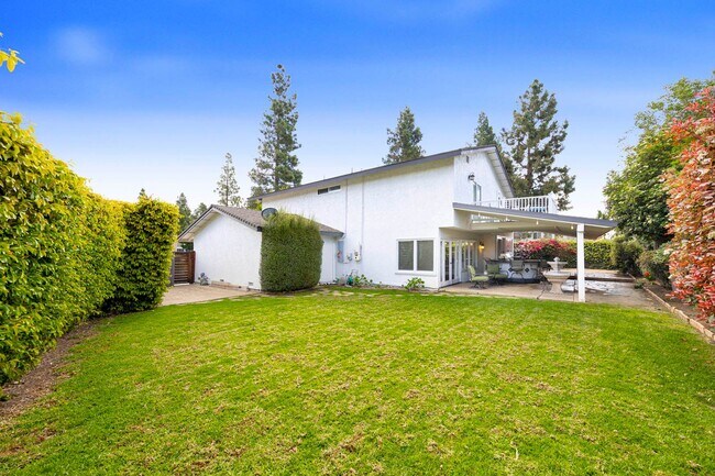 Building Photo - Charming Corner Lot Home on Oversized 10,000 Sq Ft Lot