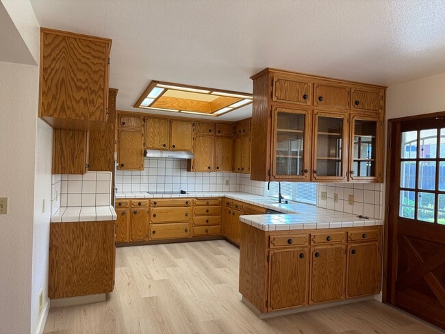 Building Photo - 6517 N San Pedro Ave