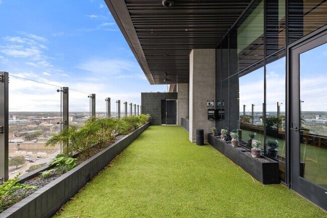 Building Photo - 610 Davis St