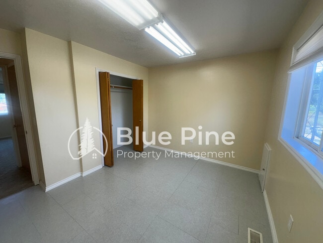 Building Photo - 1077 E 1300 N
