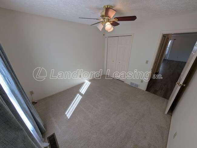 Building Photo - Well-Maintained Ranch in Pin Oak Preserve with Fireplace & Den