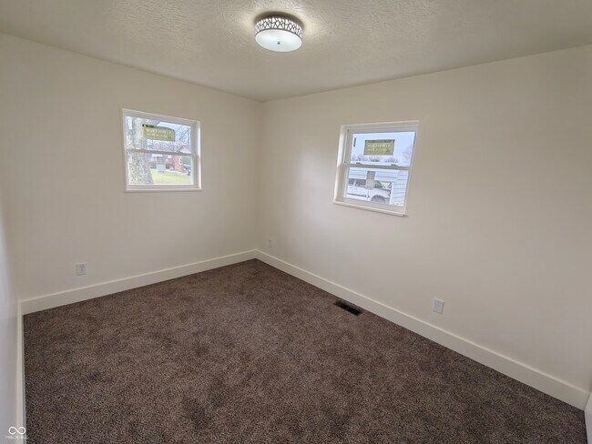 Building Photo - 2183 S Fairview Dr