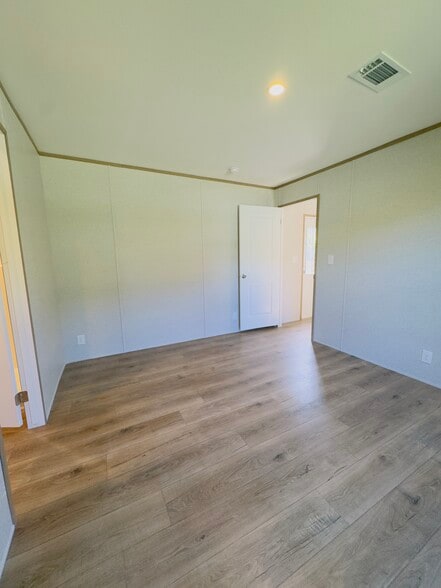 Building Photo - 5149 Bryant Ave