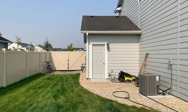 Building Photo - 4 bedrooms upstairs PLUS an OFFICE on the ...