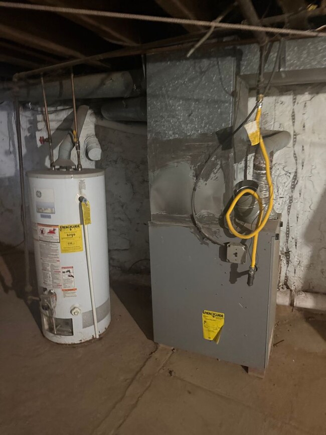 Building Photo - 2BR/1BA Apartment – Ideal for Families or Roommates