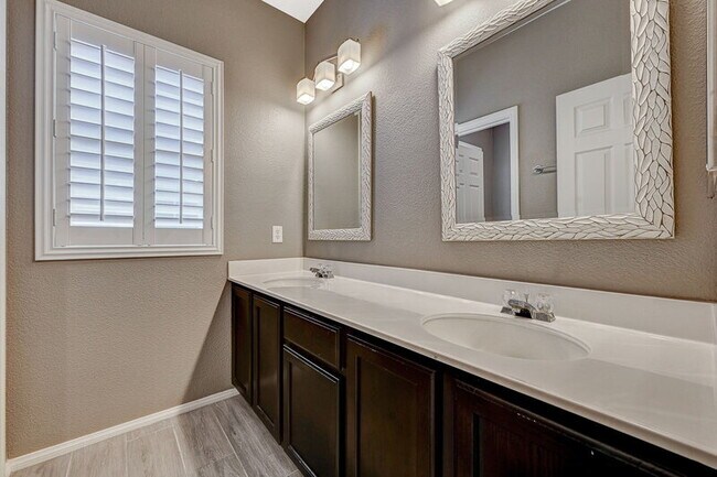 Building Photo - 10588 Isola Bella St