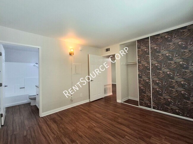 Building Photo - 5525 Canoga Ave