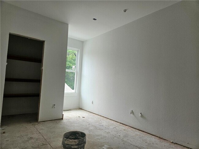 Building Photo - 1341 W Hendrix St
