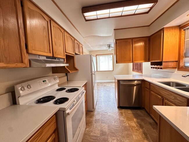 Building Photo - Charming Mid Century Home with Stunning River Views in Stevenson, WA