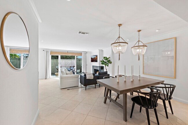 Building Photo - Newport Beach Townhome