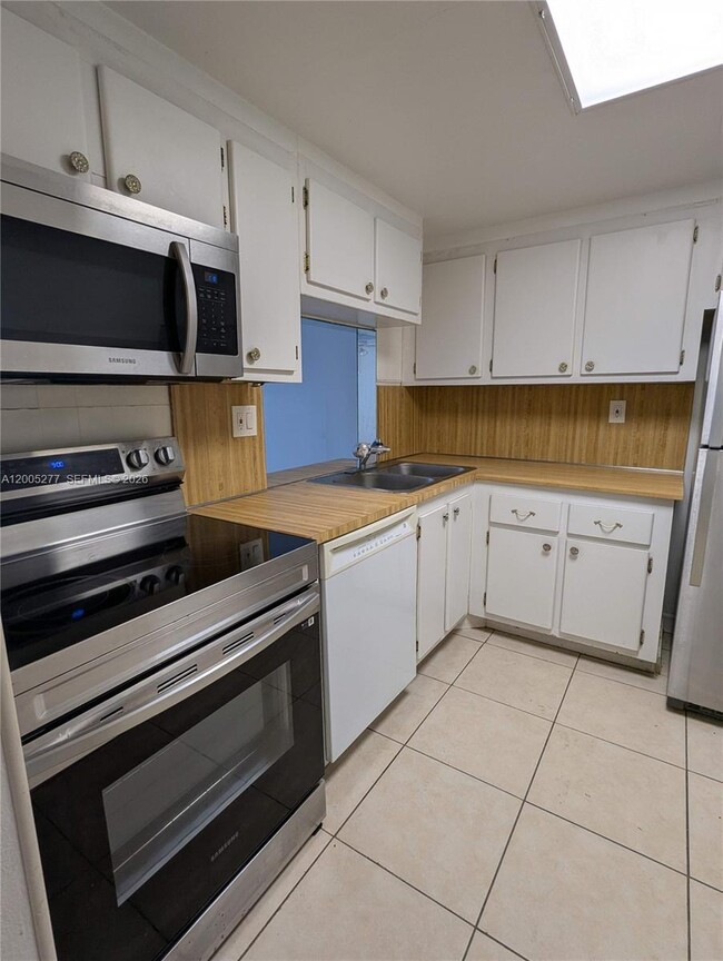 Building Photo - 16751 NE 9th Ave