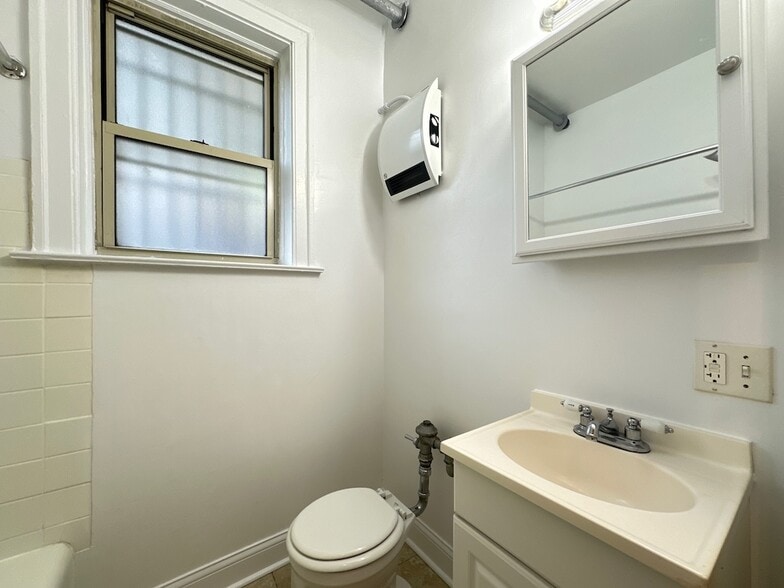 Building Photo - 2536 N Sawyer Ave