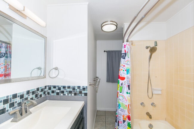 Building Photo - 730 6th Ave