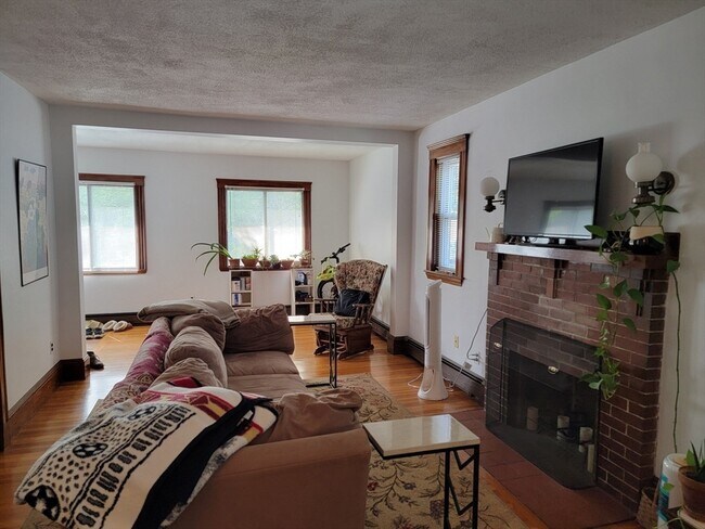 Building Photo - 49 Leslie Rd