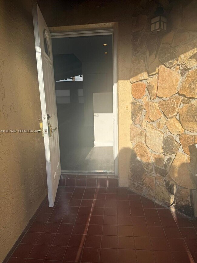 Building Photo - 516 Briarwood Cir