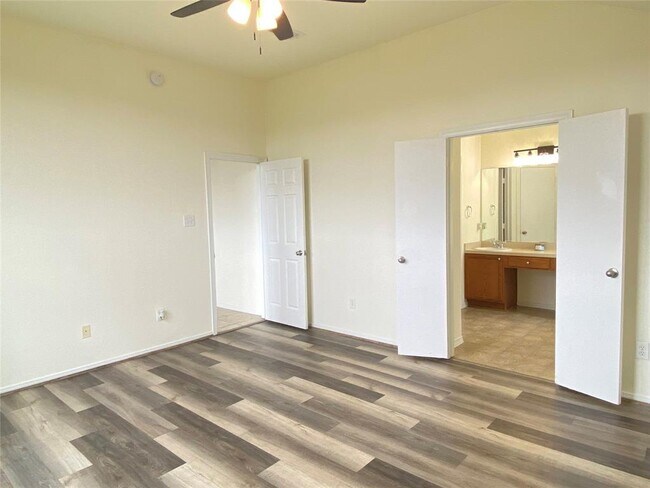 Building Photo - 5634 Park Village Dr