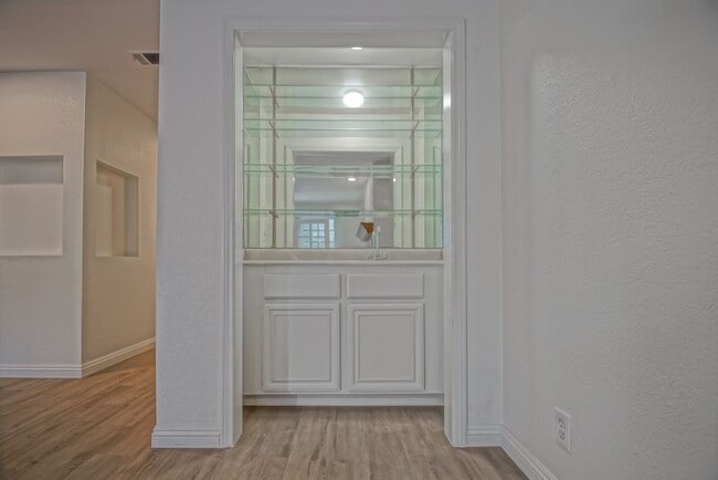 Building Photo - Newly Updated, Detached Rear Townhome w/ S...