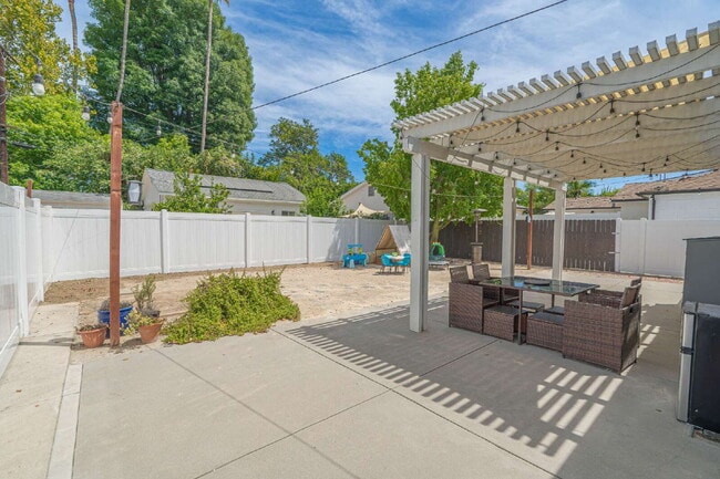 Building Photo - Beautifully Remodeled Home Move-In Ready!