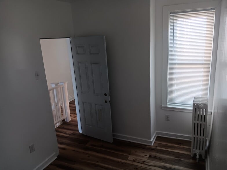 Building Photo - 1530 W Oakdale St
