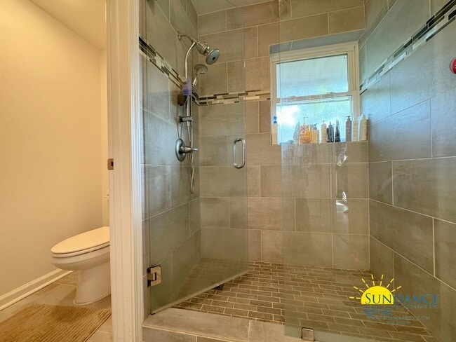 Building Photo - Stunning 3 Bedroom Home near Hurlburt Fiel...