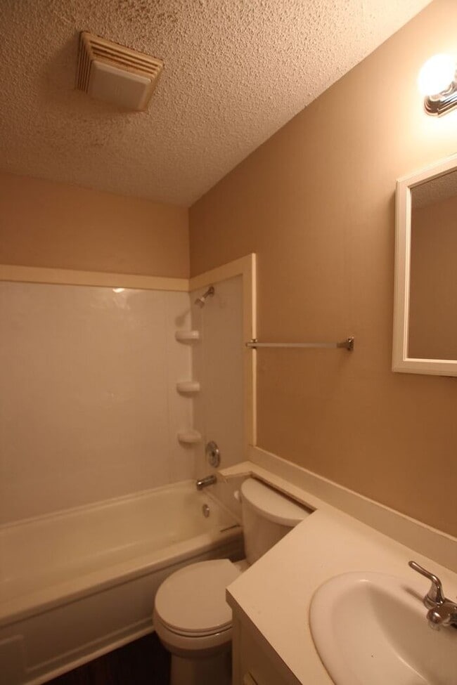 Building Photo - Beautiful 3 Bedroom, 2.5 Bath Townhome in ...