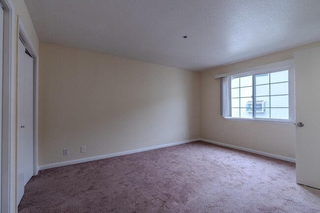 Building Photo - 1024 San Luis Cir
