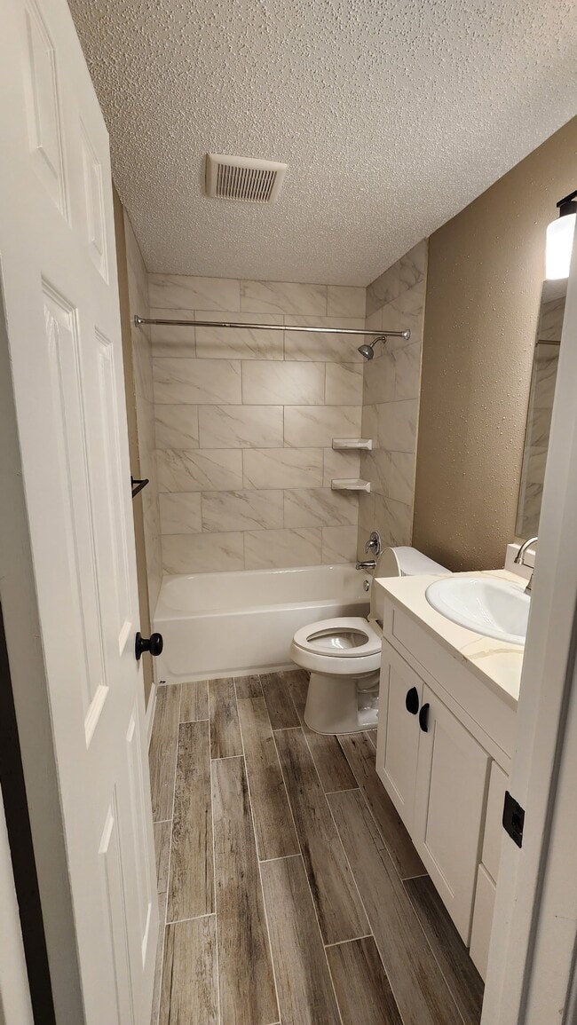 Building Photo - 10735 Parkland Woods Dr