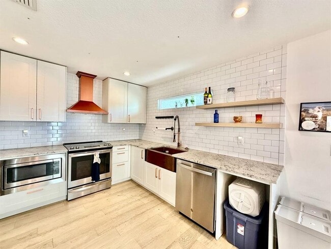 Building Photo - 162 E Davis Blvd