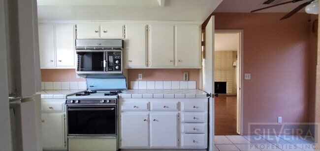 Building Photo - Cozy 2 bedroom 2 Bath home near Stowell and Broadway!